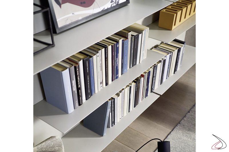 Libreria sospesa moderna con mensole sottili in metallo