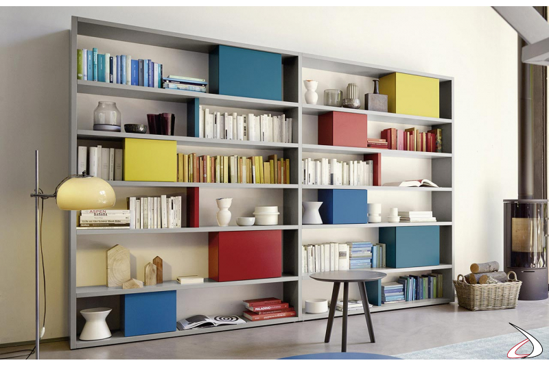 Mobile libreria di design con elementi chiusi colorati
