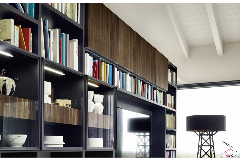 Libreria in legno da soggiorno con vetrinette e luci