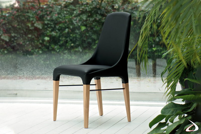 Sedia Kelly con struttura in legno massello in pelle ecologica nero
