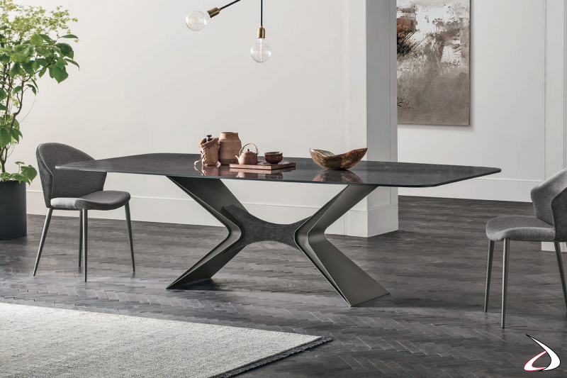 Tavolo di design da soggiorno con piano in ceramica lucida e basamento ad x in metallo con inserto in ecopelle