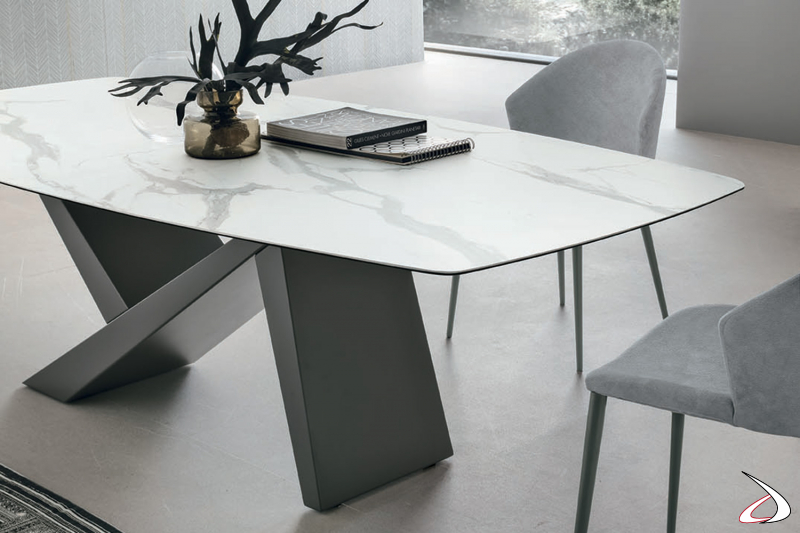 Tavolo moderno di design con piano a botte in ceramica bianca