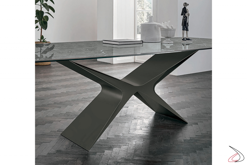 Tavolo da soggiorno con piano a botte e basamento in metallo verniciato a X