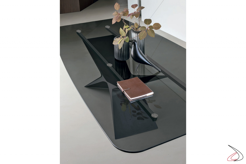 Tavolo elegante di design con piano a botte in vetro fumè