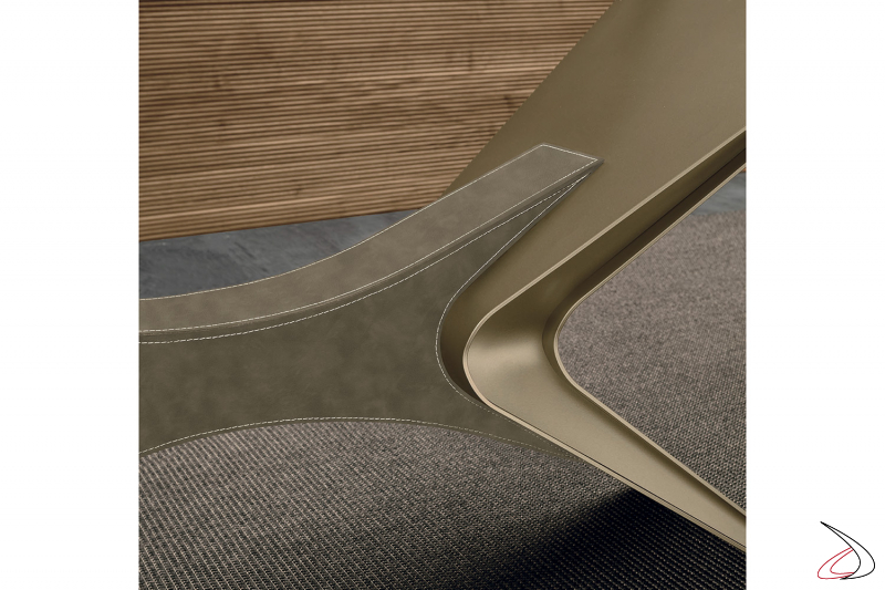 Tavolo di design da soggiorno con basamento centrale a x in colore bronzo con inserto in ecopelle vintage