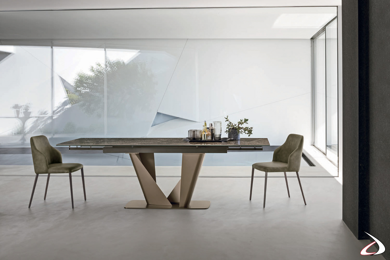 Tavolo allungabile di design con basamento centrale color bronzo e piano in ceramica lucida