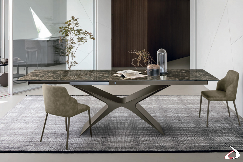 Tavolo di design allungabile da soggiorno con basamento a X e piano con prolunghe a libro in ceramica