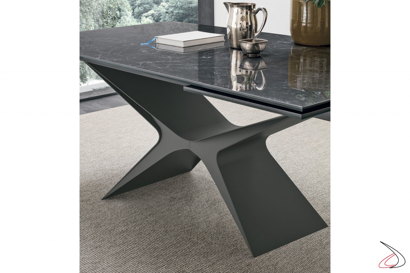 Tavolo di design allungabile con basamento a X e piano con prolunghe in ceramica lucida