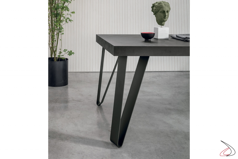 Tavolo moderno allungabile con gambe piegate a v in metallo verniciato