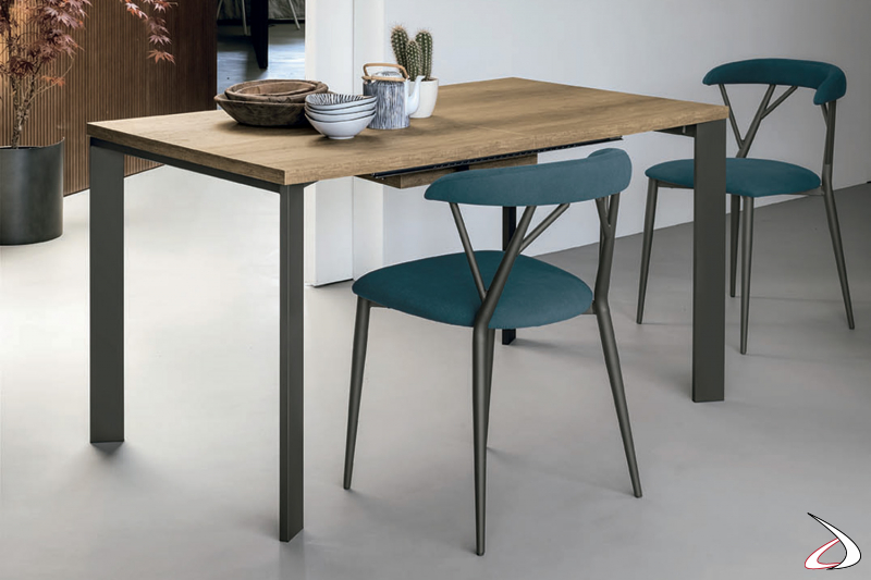 Tavolo moderno allungabile da cucina con piano in materico e gambe in metallo verniciato