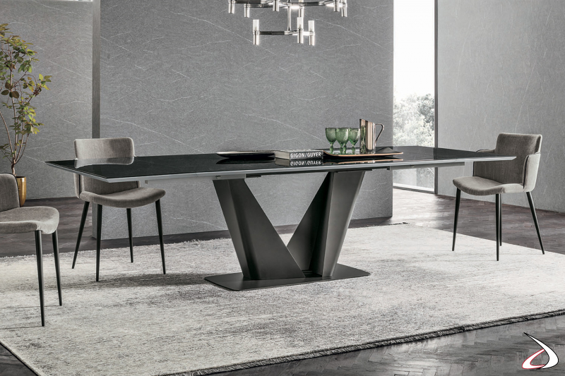 Tavolo moderno di design allungabile con piano in ceramica nera lucida e basamento centrale in metallo verniciato