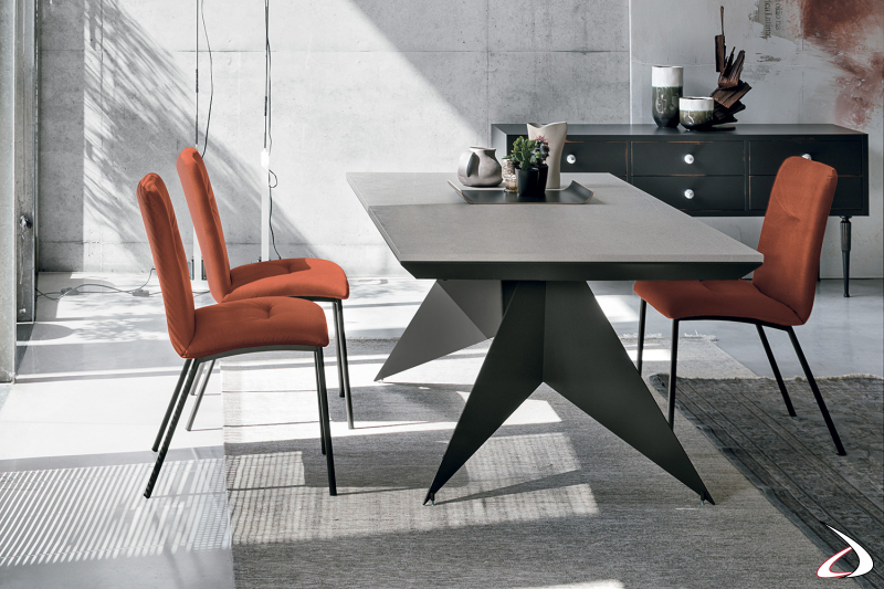 Tavolo moderno allungabile da soggiorno con piano in materico e gambe in metallo a forma di vela