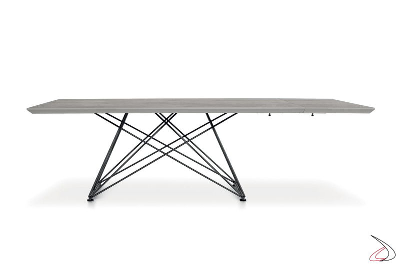 Tavolo moderno allungabile con basamento in tondino di ferro edile