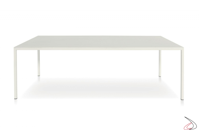 Tavolo moderno fisso con piano bianco e gambe perimetrali sottili bianche