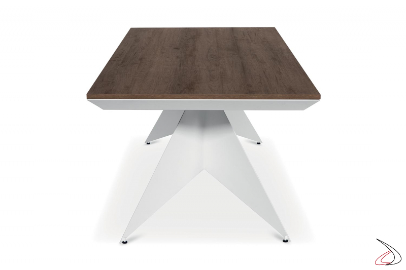 Tavolo moderno con struttura in metallo bianca e piano in nobilitato abete