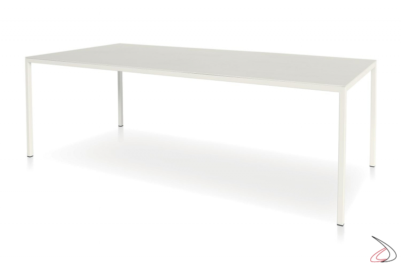 Tavolo bianco moderno grande con gambe sottili in metallo perimetrali