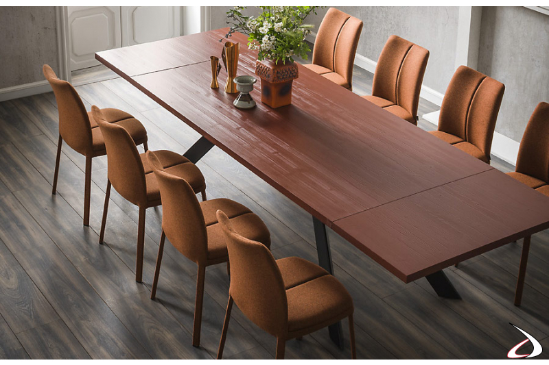 Tavolo design allungabile con piano in legno