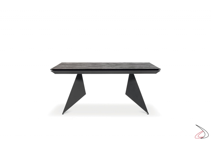 Tavolo moderno da soggiorno in ceramica allungabile con struttura antracite
