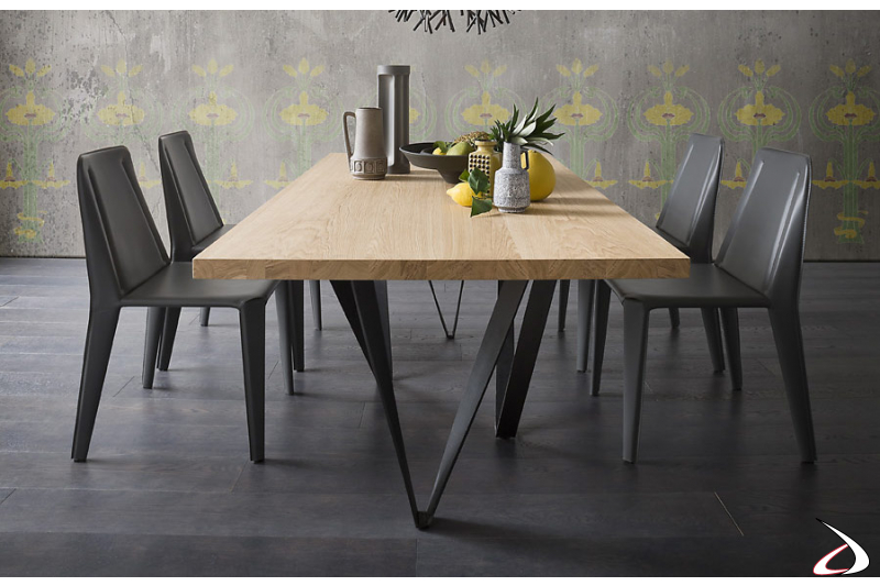 Tavolo moderno con piano in legno e gambe in metallo