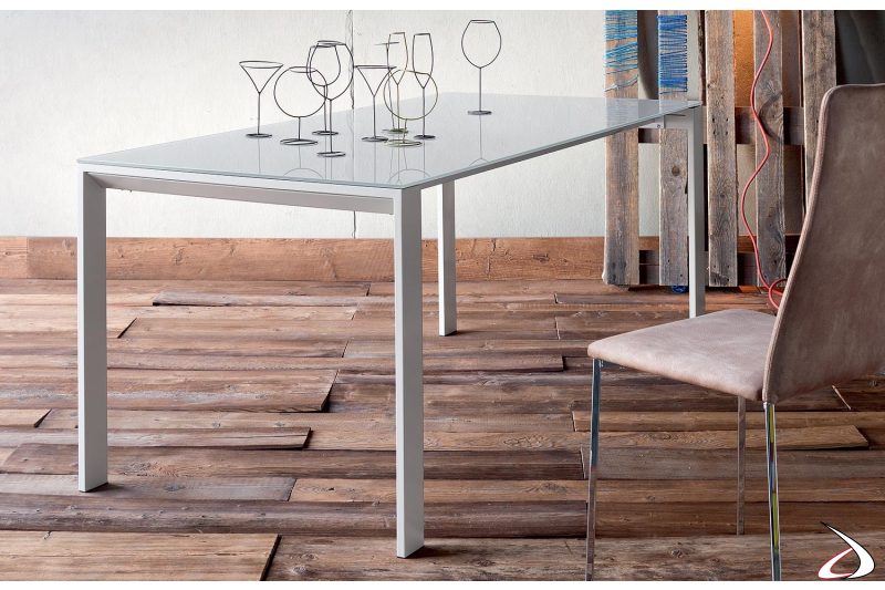 Tavolo allungabile moderno con gambe sottili in metallo verniciato