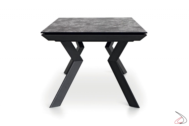 Tavolo da soggiorno di design allungabile con gambe in metallo