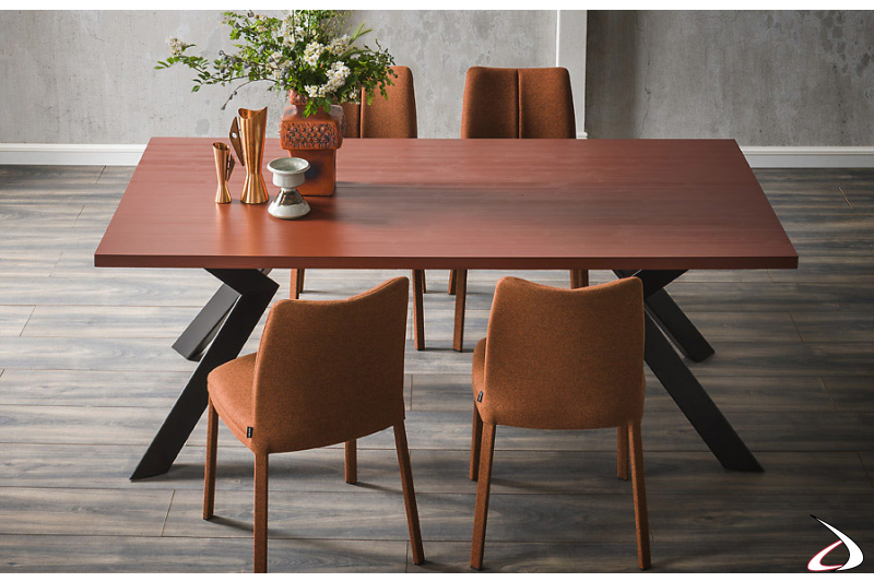 Tavolo moderno con gambe in metallo e piano in legno