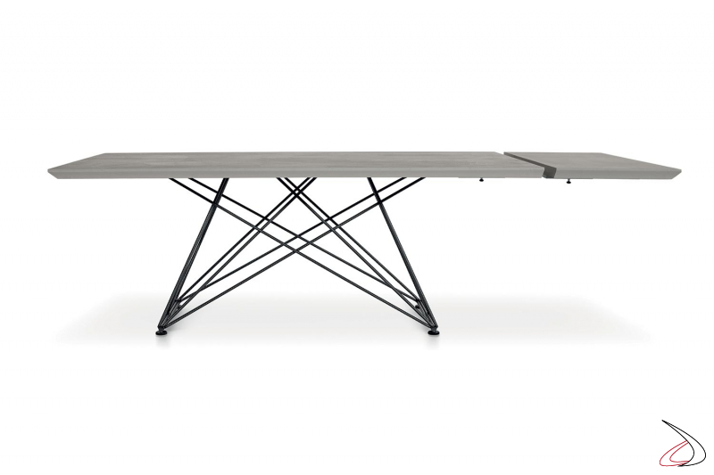 Tavolo in ecomalta allungabile di design con gamba centrale in ferro
