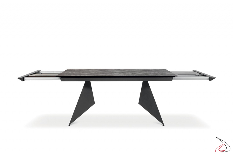Tavolo di design con due allunghe e piano in ceramica e struttura in metallo