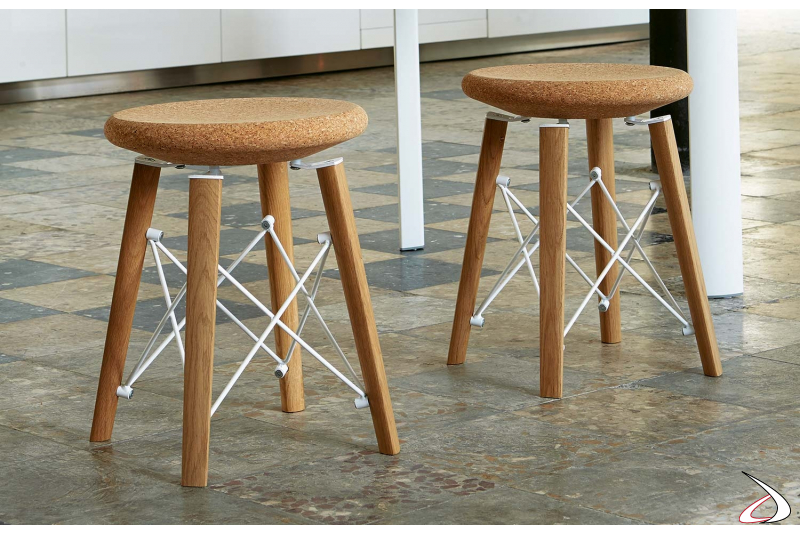 Sgabelli bassi da tavola di design con 4 gambe in legno e seduta in sughero