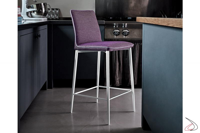 Sgabello con sedile in tessuto mambo viola con bordino grigio chiaro e gambe bianche.