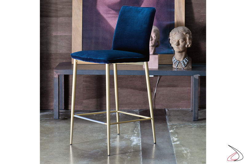 Sgabello con gambe  laccate oro e seduta in velluto blu con bordino in tinta modello Nata