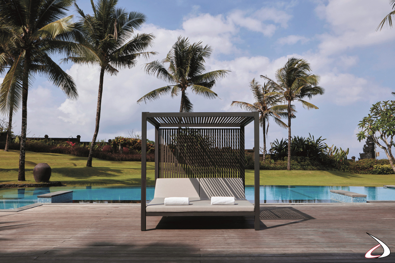 Daybed da bordo piscina di design con struttura in alluminio con cinghie in tessuto e cuscini con schienale regolabile