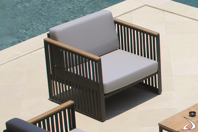 Poltrona di design da esterno con struttura in alluminio e cinghie con seduta imbottita