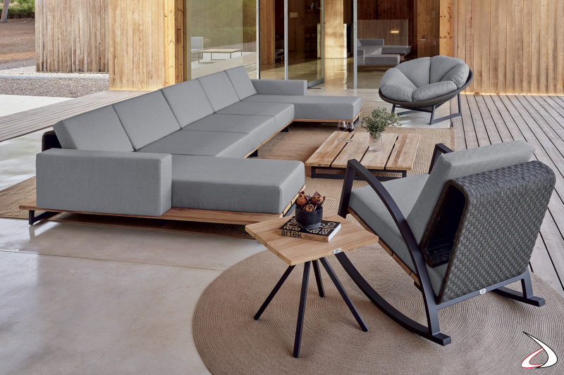 Salotto moderno con divano componibile, poltrona, tavolini e sedia a dondolo