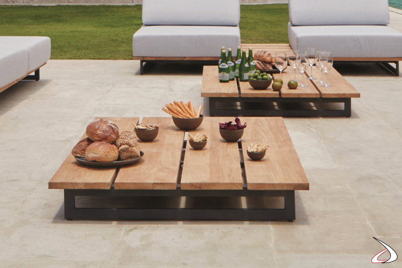 Tavolino di design da esterno in legno teak e basamento in alluminio