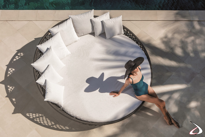 Daybed da bordo piscina di design con cuscini imbottiti e struttura rivestita in corda intrecciata
