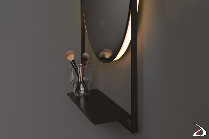 dettaglio specchio con mensola di design retroilluminato con luce led