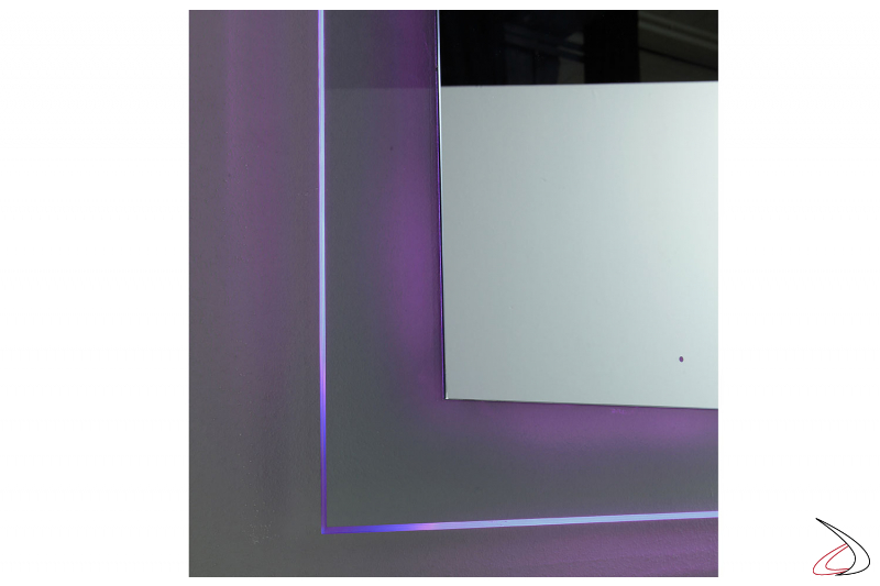 Specchio con cornice in vetro illuminato da luce led viola