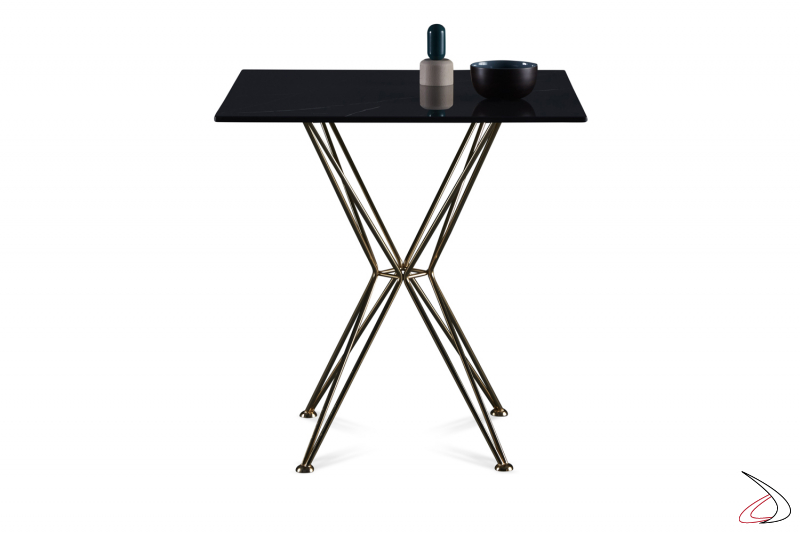 Tavolo quadrato Star con gambe in metallo cromo rame e piano in metallo nero assoluto.