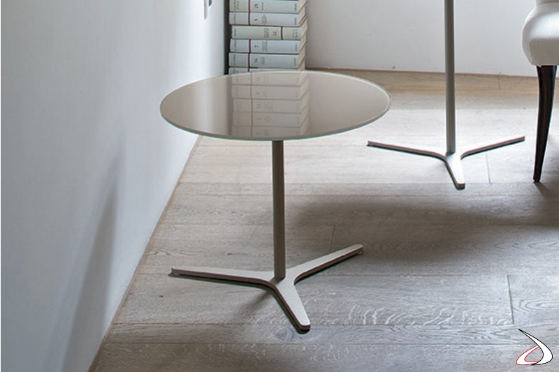 Tavolino con base a forma di elica 