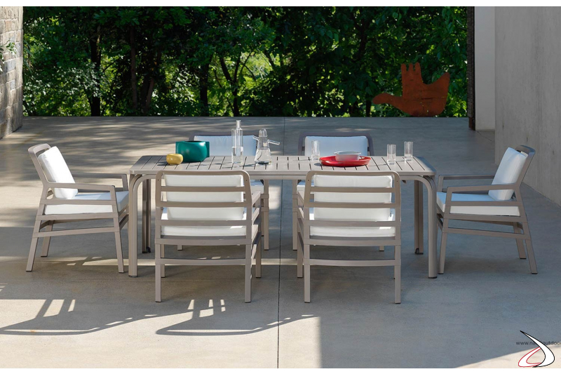 Tavolo da esterno modello Alloro allungabile ideale per un pranzo all'aperto