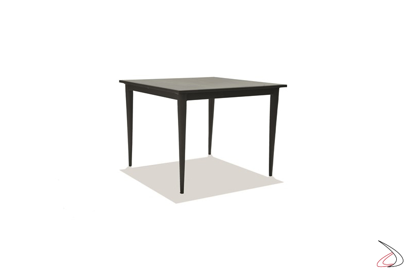 Tavolo quadrato Serpent gambe in alluminio verniciato a polveri Crabon Black e piano in ceramica stile Concrete.