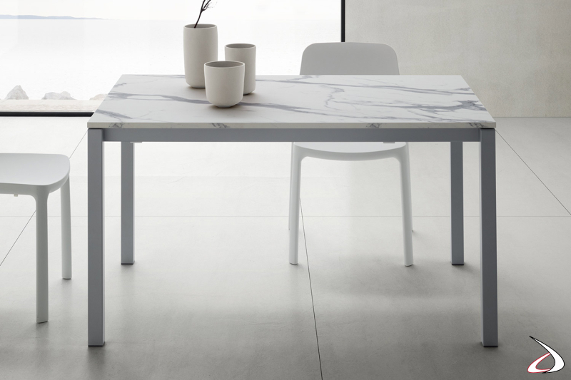 Tavolo allungabile con struttura in metallo verniciato Alluminio e piano in HPL Bianco Statuario