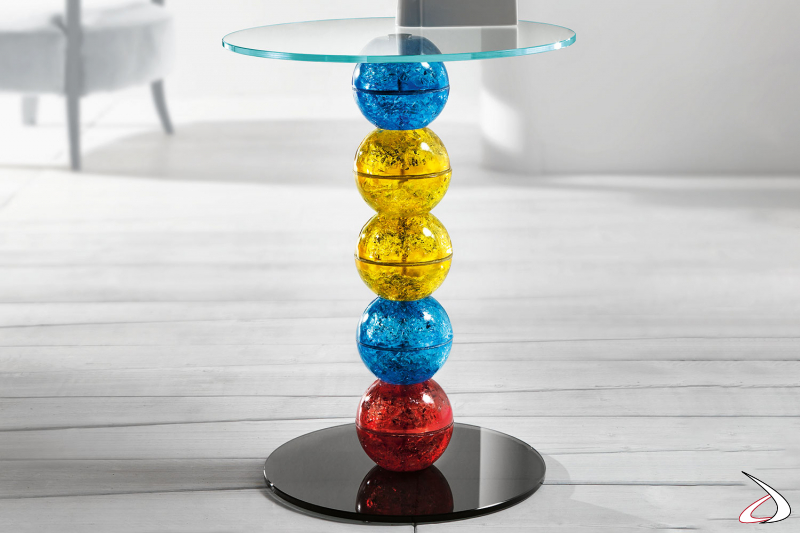 Mesa de centro Alice alta, formada por varias esferas superpuestas de diferentes colores limitadas por dos tableros redondos horizontales.
