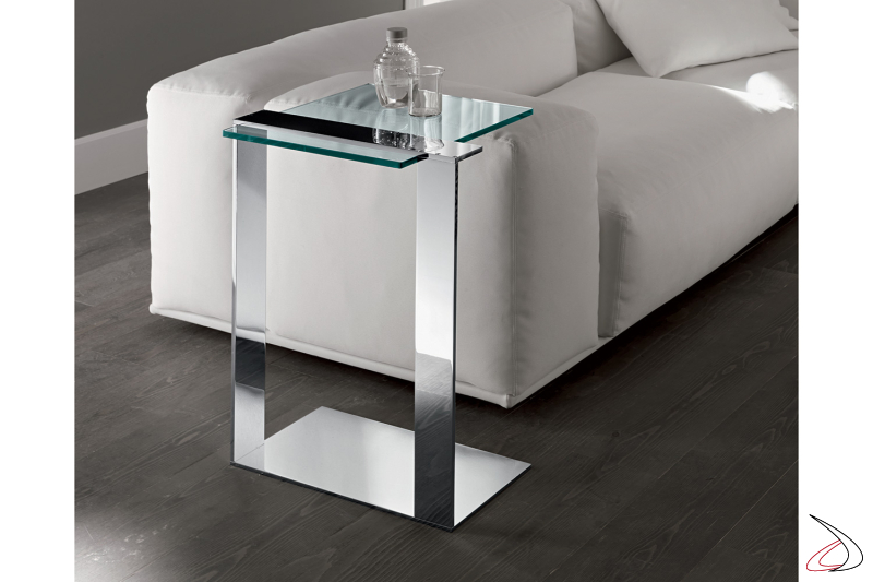 Tavolino elegante e moderno caratterizzato da una struttura in metallo che sostiene un piano in vetro. Disponibile in varie finiture.
