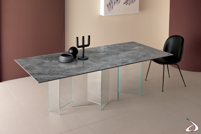 Tavolo moderno ed elegante con top in ceramica grigio orobico e base in vetro