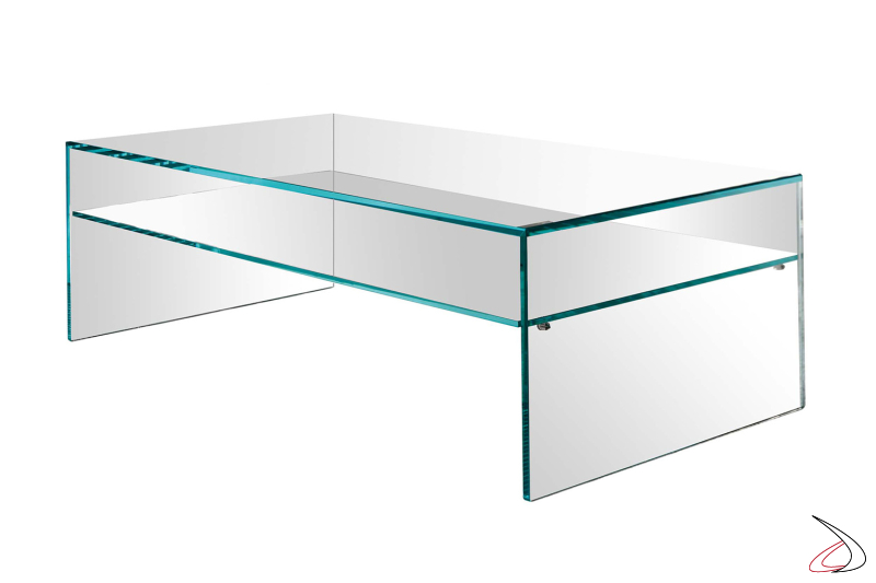 Tavolino minimalista ed essenziale in vetro temperato con ripiano.