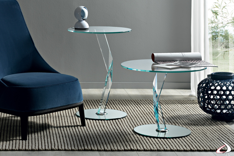 Tavolino moderno ed elegante in vetro temperato con top e basi rotondi e caratterizzato dalla forma scultorea della gamba portante che permette giochi di luce.
