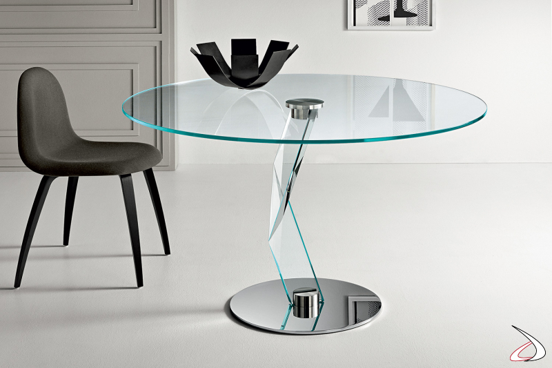 Tavolo moderno ed elegante in vetro temperato con top rotondo, caratterizzato dalla forma scultorea della gamba portante e dalla base in metallo cromato che permettono giochi di luce.
