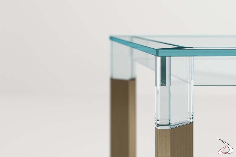 Tavolo quadrato in vetro trasparente di design con gambe in ottone spazzolato